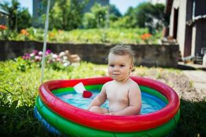 poco ragazza nuoto nel piscina foto