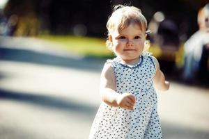 bambina nel parco foto