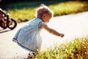 bambina nel parco foto