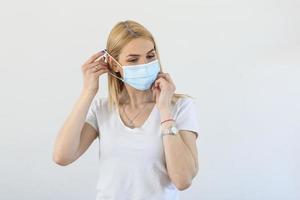 giovane donna nel respiratorio maschera. mascherato attraente donna mettendo su protettivo maschera. freddo, influenza, virus, tonsillite, acuto respiratorio patologia, quarantena, epidemico. covid - 19, coronavirus prevenzione foto