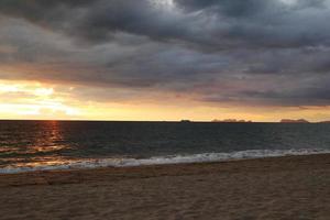 viaggio per isola KOH lanta, Tailandia. il colorato tramonto su un' spiaggia su un' nuvoloso tempo atmosferico. foto