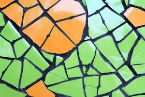 un' parete a partire dal ceramica pezzi verde e arancia colore per sfondo. foto