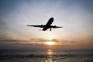 il bellissimo Visualizza su un' mare con aereo nel un' cielo durante un' colorato tramonto. Phuket, Tailandia. foto