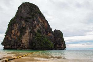 viaggio per krabi, Tailandia. il panoramico Visualizza su il mare e un' roccia a partire dal Phra nang spiaggia. foto