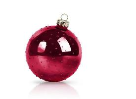 Natale albero decorazione, albero giocattolo, Natale sfera, rosso colori su isolato bianca sfondo. colore 2023, Viva magenta colore, Viva magenta, colore di moda foto