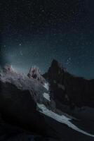 fotografo turista viaggiatore in piedi su verde superiore su montagna Tenere nel mani digitale foto telecamera. escursionista assunzione fotografia, ragazza godere natura panoramico paesaggio nel viaggio