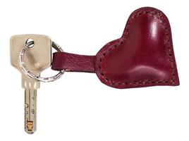 moderno chiave con rosso pelle cuore forma portachiavi foto
