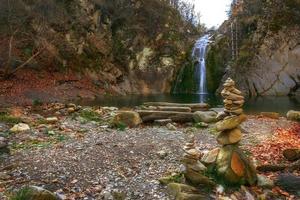 bellezza autunno Visualizza su un' cascata salto, vicino il villaggio kaleytsa vicino troyan. foto