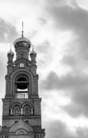 chiesa cristiana croce nell'alta torre del campanile per la preghiera foto