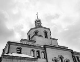 chiesa cristiana croce nell'alta torre del campanile per la preghiera foto