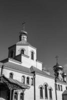 chiesa cristiana croce nell'alta torre del campanile per la preghiera foto