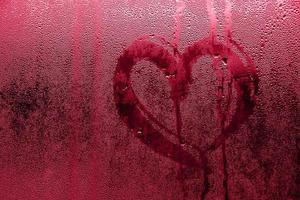 cuore dipinto su appannato bicchiere. san valentino giorno, colore di il anno 2023 - Viva magenta foto