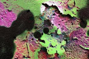 dettagliato e colorato vicino su a Cracked e peeling dipingere su calcestruzzo parete textures nel alto risoluzione foto