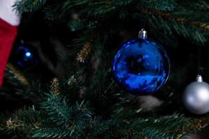 Natale albero con colorato palle e regalo scatole al di sopra di bianca mattone parete con blu e bianca palle foto