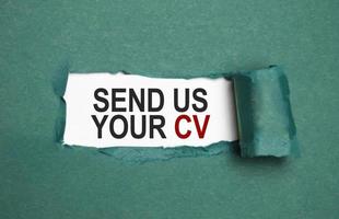 Spedire noi il tuo CV su strappato carta con verde carta foto