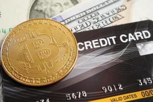 bitcoin dorato con carta di credito su banconote in dollari statunitensi denaro per affari e commerciali, valuta digitale, criptovaluta virtuale.