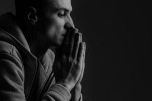 uomo preghiere mani sperando per migliore. umano emozione facciale espressione sensazione. preghiera, le persone, Chiesa. foto