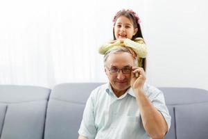 divertente stile di vita ritratto di nipote Abbracciare una persona nonno foto