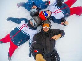 gruppo di mezzo anziano coppie su sciare vacanza nel montagne foto