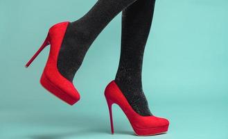 sexy gamba nel moda rosso scarpa alto tacchi. foto