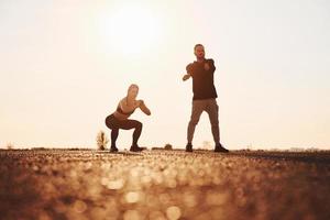 donna e uomo avere fitness giorno su il strada a sera insieme foto