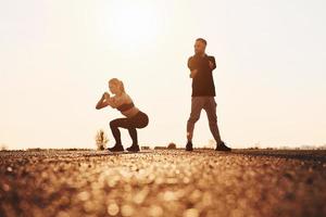 donna e uomo avere fitness giorno su il strada a sera insieme foto