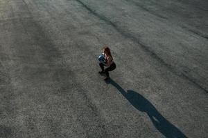 sollevamento il peso. superiore Visualizza di donna quello avere fitness giorno su il strada a sera foto