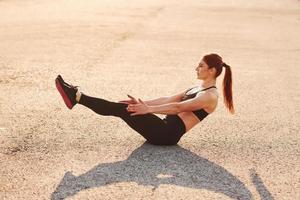 donna nel abbigliamento sportivo avere fitness giorno su il strada a sera tempo foto