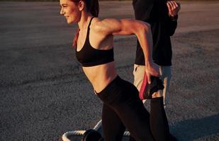 donna e uomo avere fitness giorno su il strada a sera insieme foto