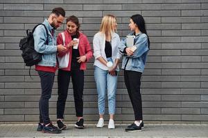 tre donne e uno tipo è all'aperto vicino edificio a giorno foto