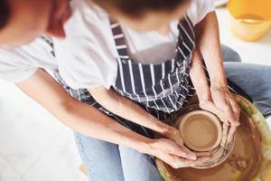 con sua fidanzato o marito. vicino su Visualizza di giovane femmina ceramista quello in casa con fatto a mano argilla Prodotto. concezione di ceramica foto