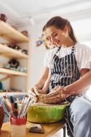 con sua fidanzato o marito. giovane femmina ceramista in casa con fatto a mano argilla Prodotto. concezione di ceramica foto