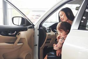 madre con sua figlia dentro di moderno automobile insieme foto