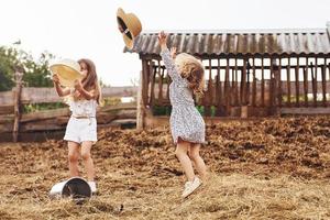 Due poco ragazze insieme su il azienda agricola a estate avendo fine settimana foto