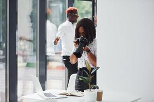 donna analisi telecamera. gruppo di africano americano attività commerciale persone Lavorando nel ufficio insieme foto