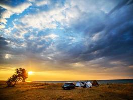 tenda e auto sulla riva del mare foto