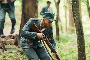 ternopil, Ucraina - giugno 2020 upa ucraino ribelle esercito film riprese. immagini di dietro le quinte. giovane e vecchio soldati con Armi è attaccare foto