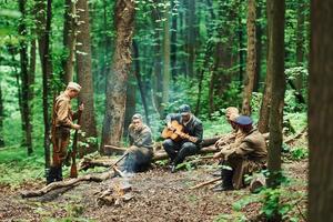 ternopil, Ucraina - giugno 2020 upa ucraino ribelle esercito film riprese. immagini di dietro le quinte. soldati assunzione un' riposo nel il foresta foto