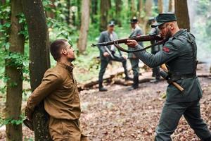 ternopil, Ucraina - giugno 2020 upa ucraino ribelle esercito film riprese. immagini di dietro le quinte. interrogatorio di il ostaggio quello legato per il albero foto