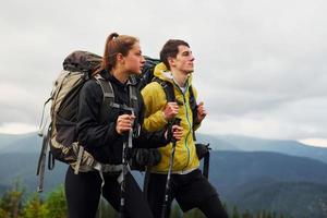 escursioni a piedi insieme. donna e uomo. maestoso carpazi montagne. bellissimo paesaggio di intatto natura foto