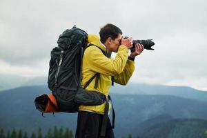 giovane fotografo fa fotografie. maestoso carpazi montagne. bellissimo paesaggio di intatto natura foto