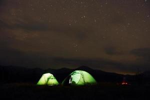 verde tende a notte volta. stellato cielo. maestoso carpazi montagne. bellissimo paesaggio di intatto natura foto