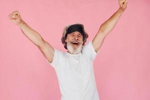 con dormire maschera. veglia su. elegante moderno anziano uomo con grigio capelli e barba è in casa foto