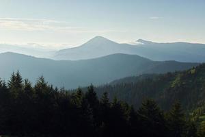 maestoso carpazi montagne. bellissimo paesaggio di intatto natura foto