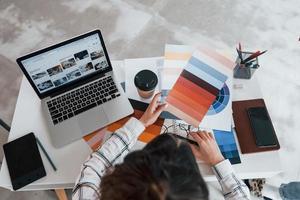 superiore Visualizza. giovane femmina libero professionista lavoratore è in casa nel casa a giorno foto