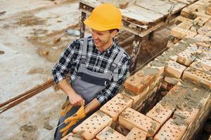 costruzione lavoratore nel uniforme e sicurezza attrezzatura avere lavoro su edificio foto