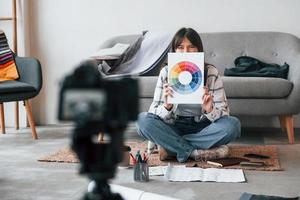 telecamera è su il pavimento. giovane femmina libero professionista lavoratore è in casa nel casa a giorno foto