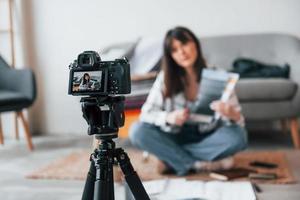 telecamera è su il pavimento. giovane femmina libero professionista lavoratore è in casa nel casa a giorno foto