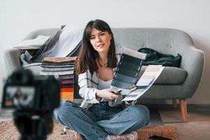 telecamera è su il pavimento. giovane femmina libero professionista lavoratore è in casa nel casa a giorno foto