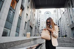 bellissimo giovane europeo donna è all'aperto nel il città a giorno foto